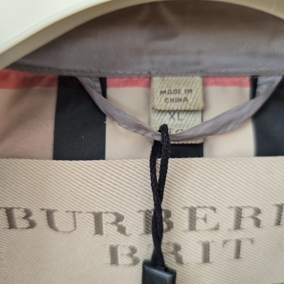 Burberry Puffer Vest. - Picture 7 of 7